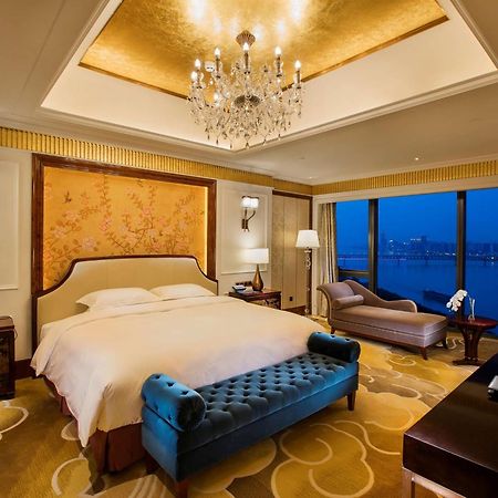 Hilton Wuhan Yangtze Riverside Exterior photo