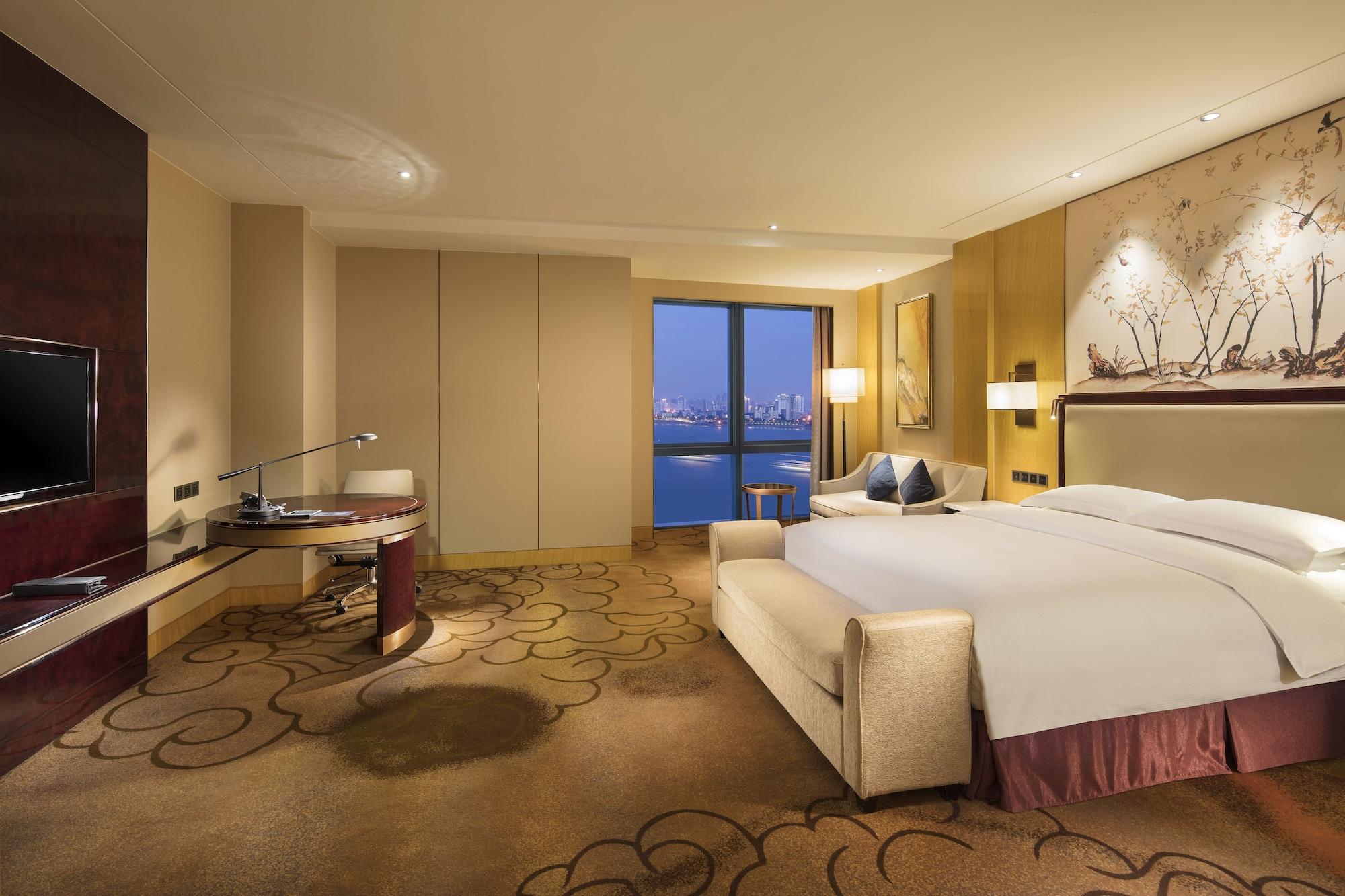 Hilton Wuhan Yangtze Riverside Exterior photo