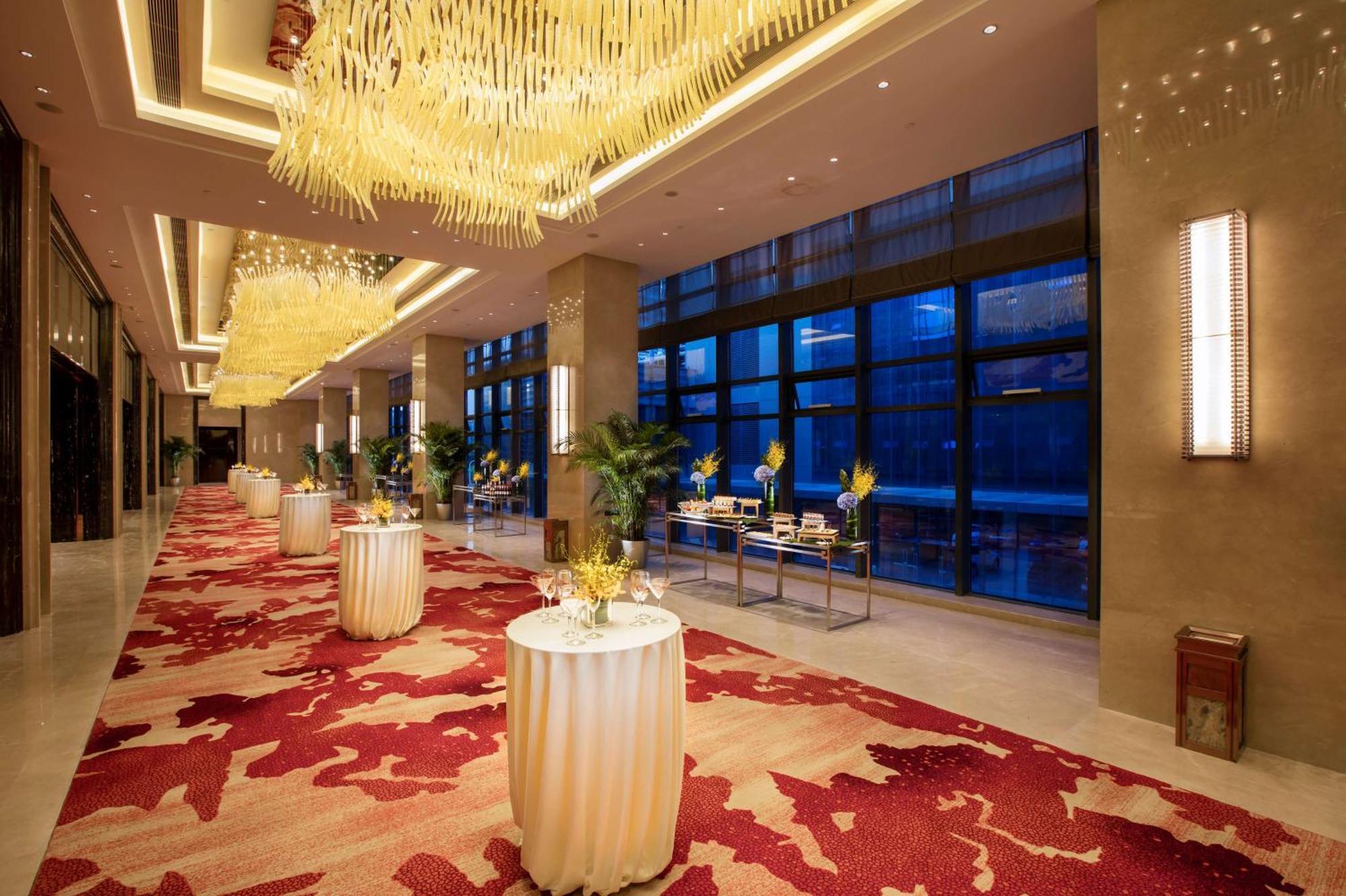 Hilton Wuhan Yangtze Riverside Exterior photo