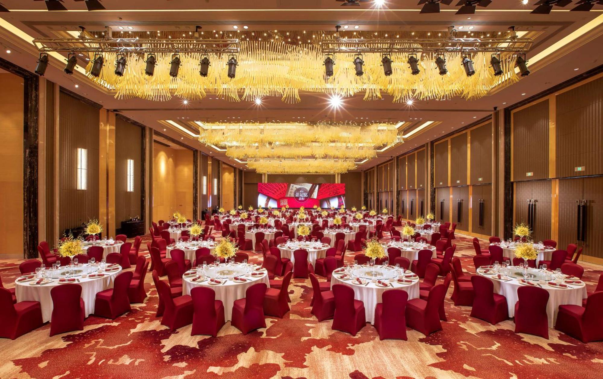 Hilton Wuhan Yangtze Riverside Exterior photo