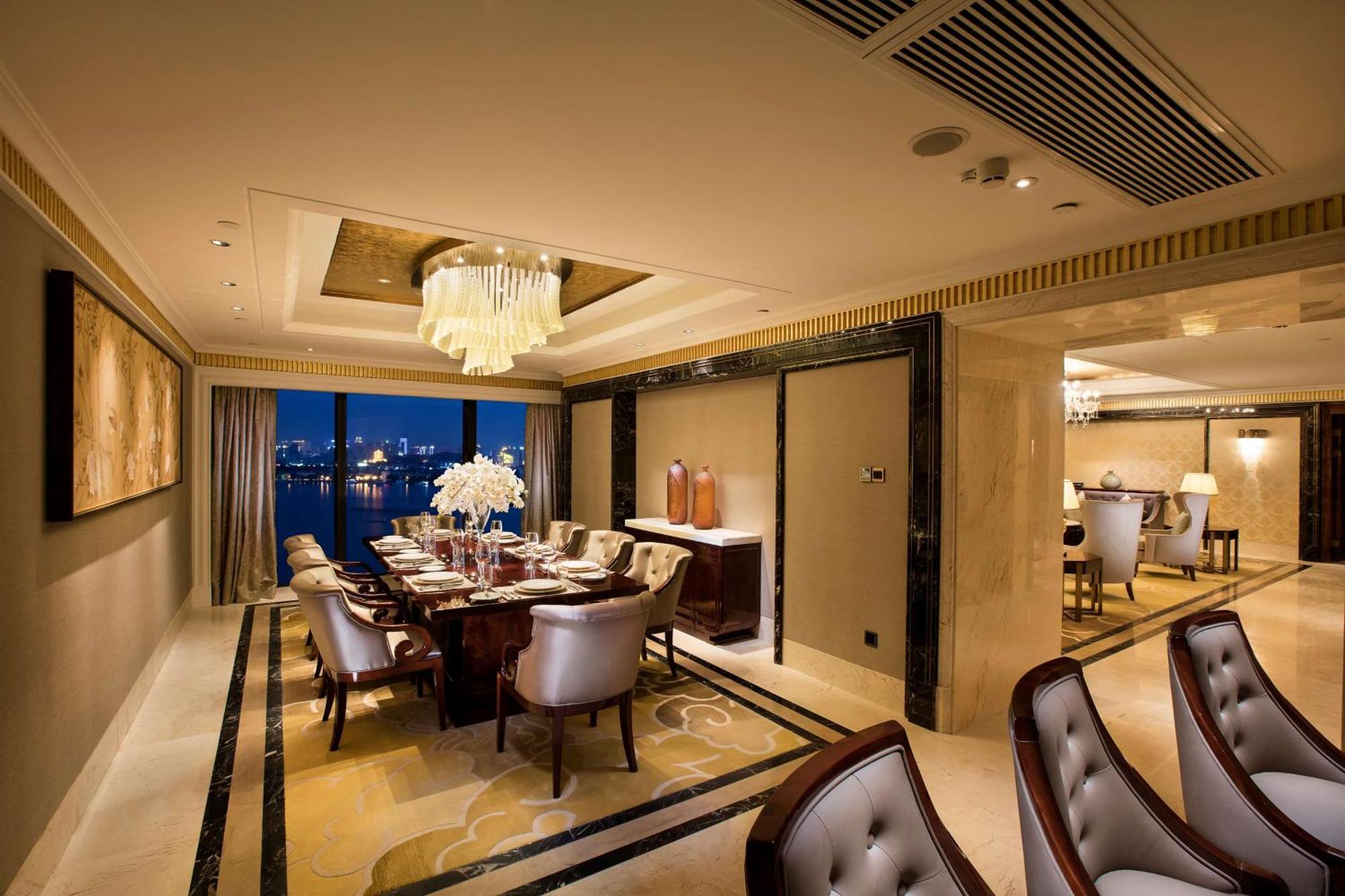Hilton Wuhan Yangtze Riverside Exterior photo