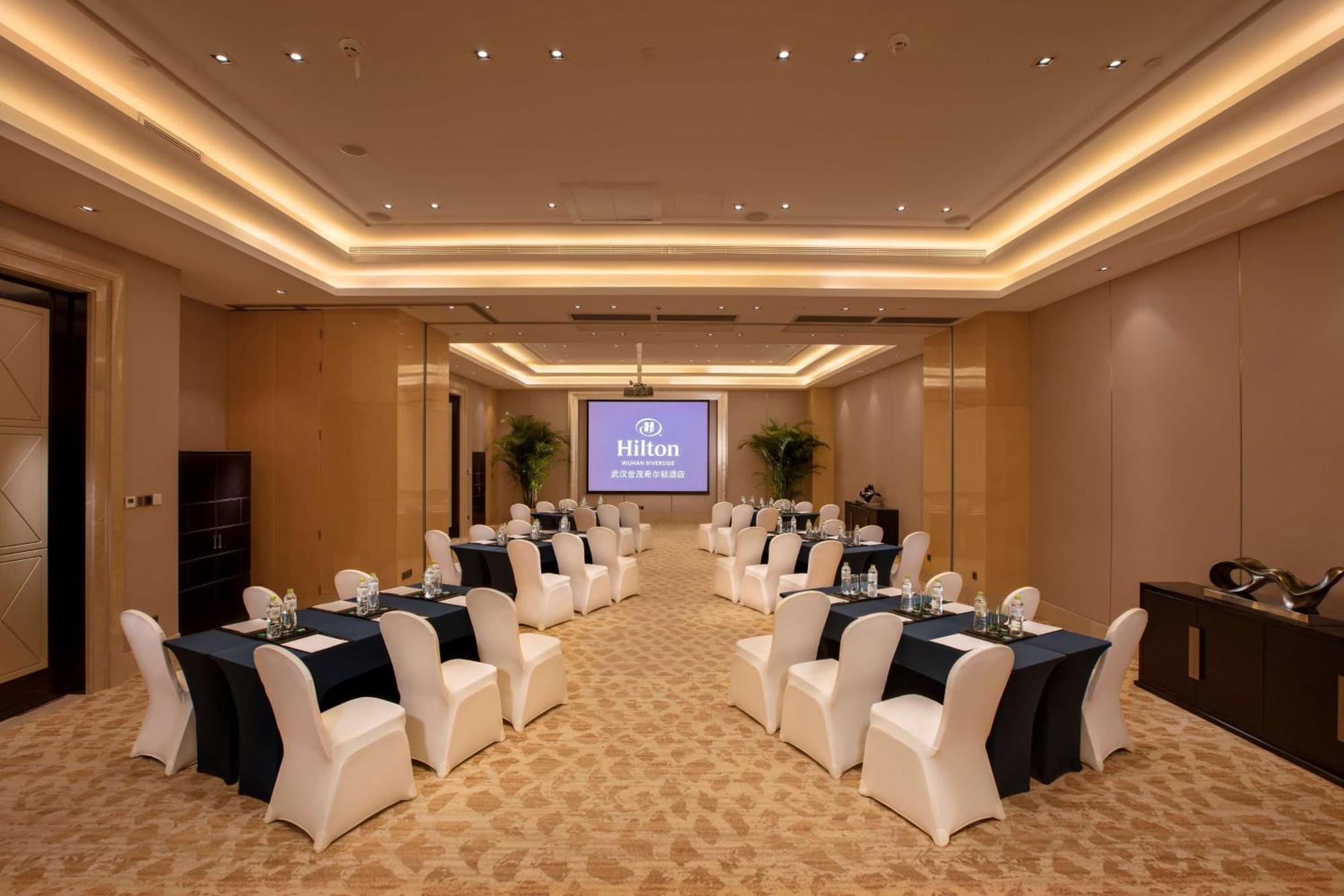 Hilton Wuhan Yangtze Riverside Exterior photo