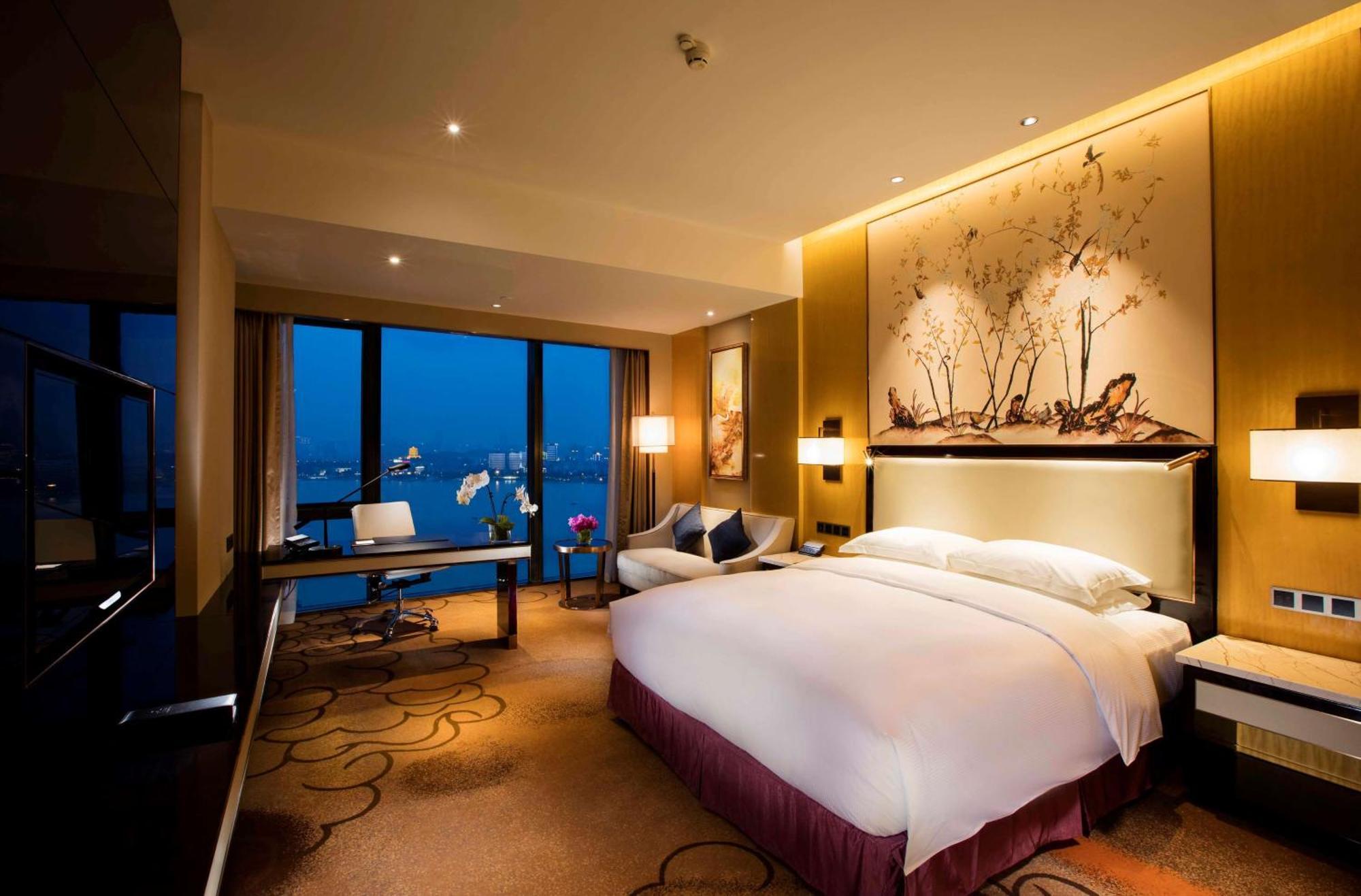 Hilton Wuhan Yangtze Riverside Exterior photo