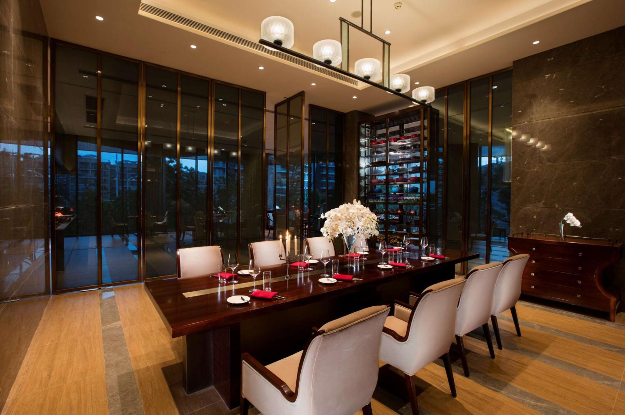 Hilton Wuhan Yangtze Riverside Exterior photo