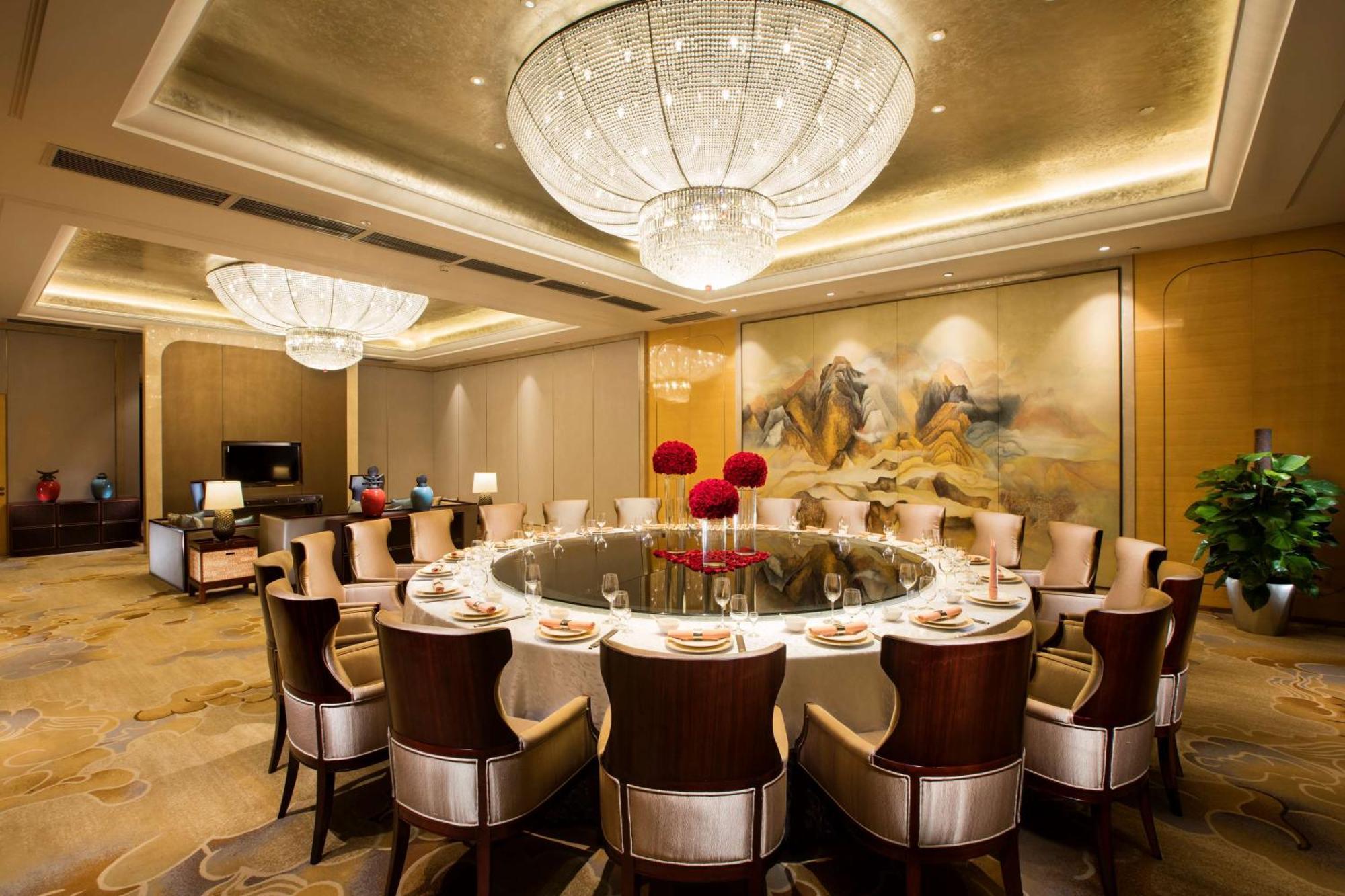 Hilton Wuhan Yangtze Riverside Exterior photo