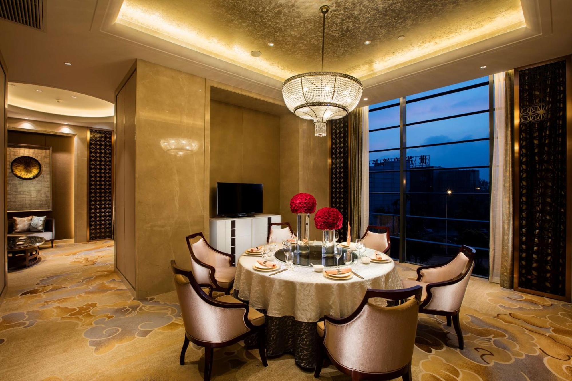 Hilton Wuhan Yangtze Riverside Exterior photo