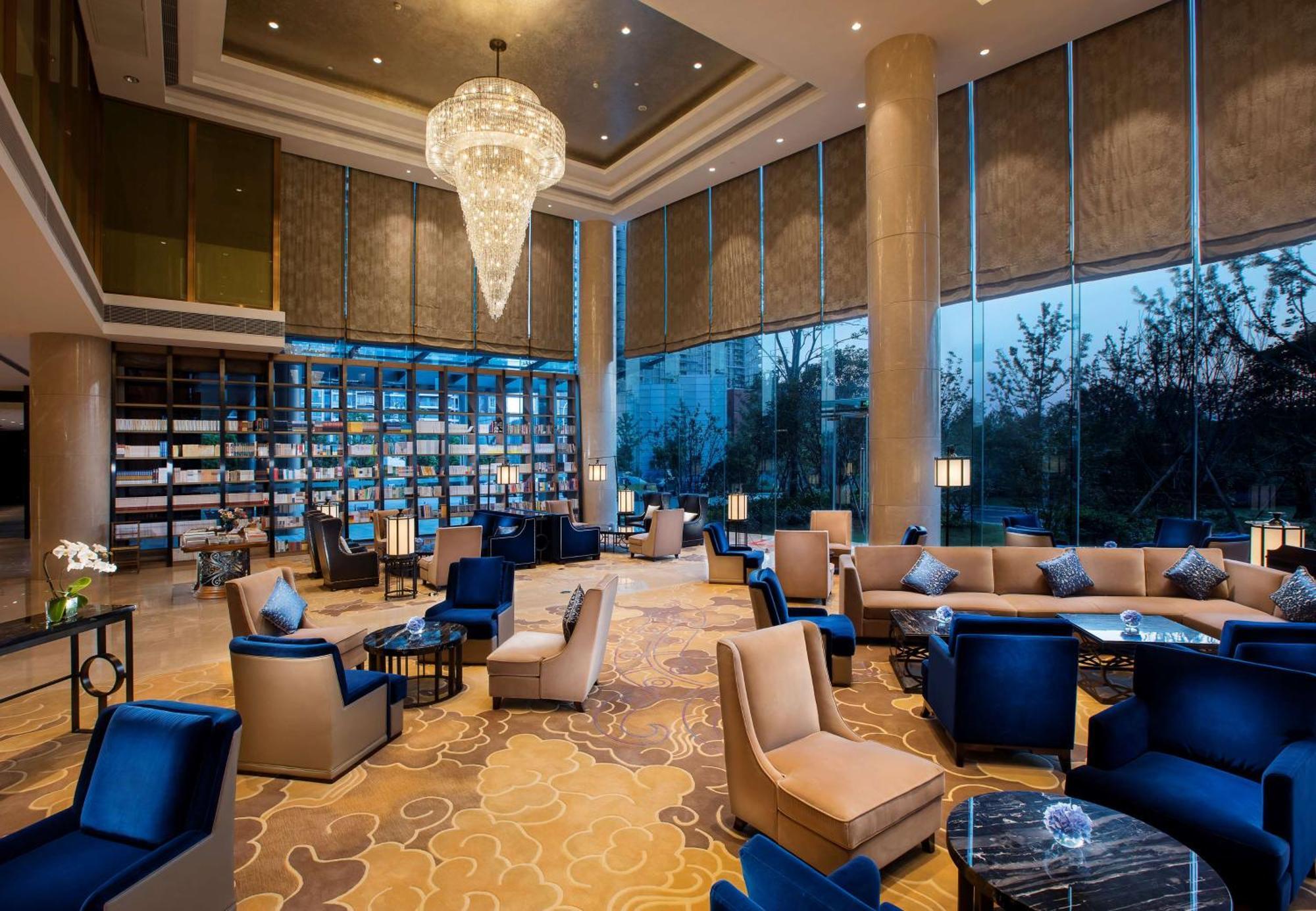 Hilton Wuhan Yangtze Riverside Exterior photo