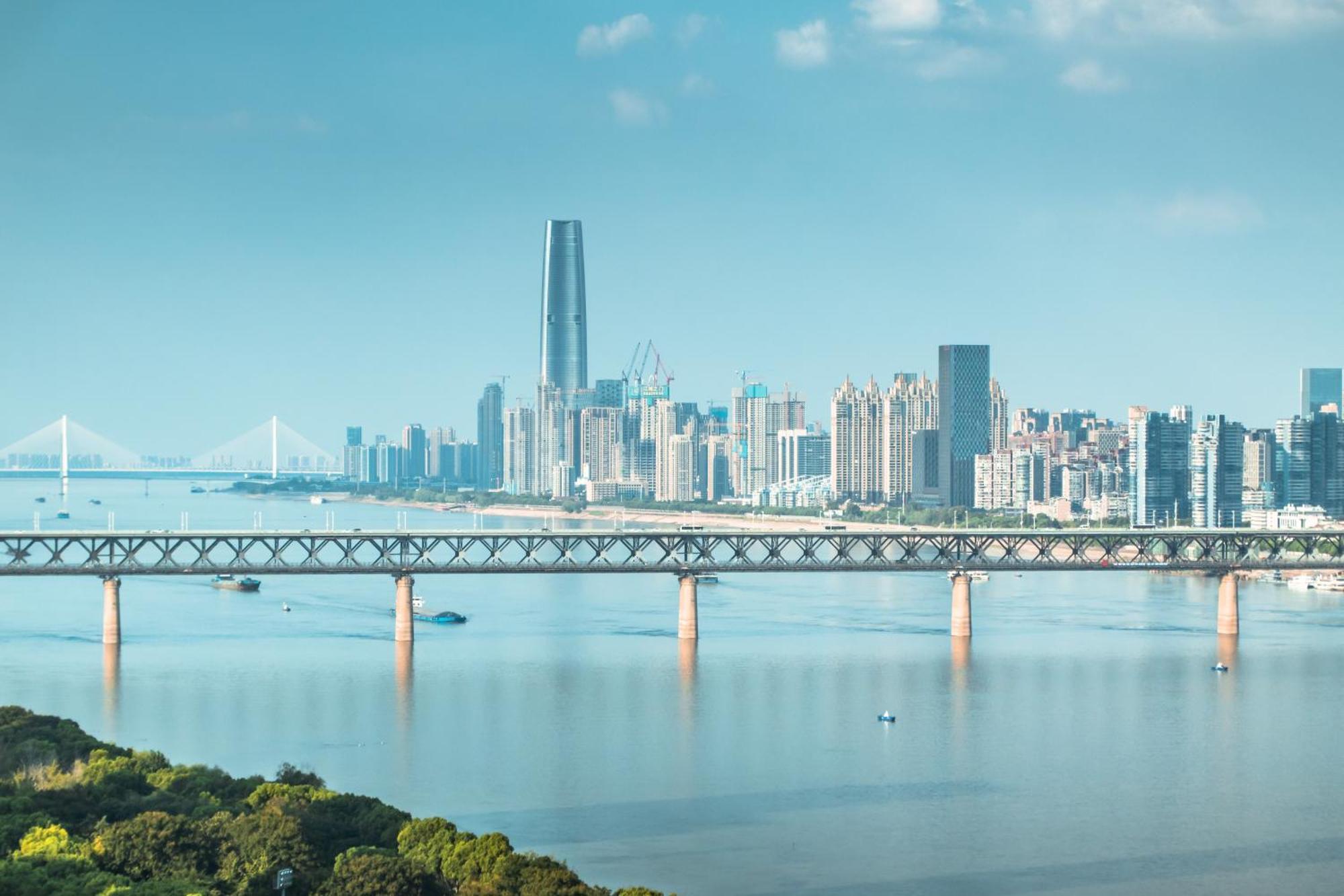 Hilton Wuhan Yangtze Riverside Exterior photo