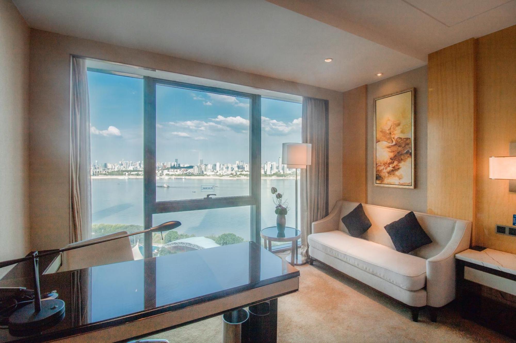 Hilton Wuhan Yangtze Riverside Exterior photo
