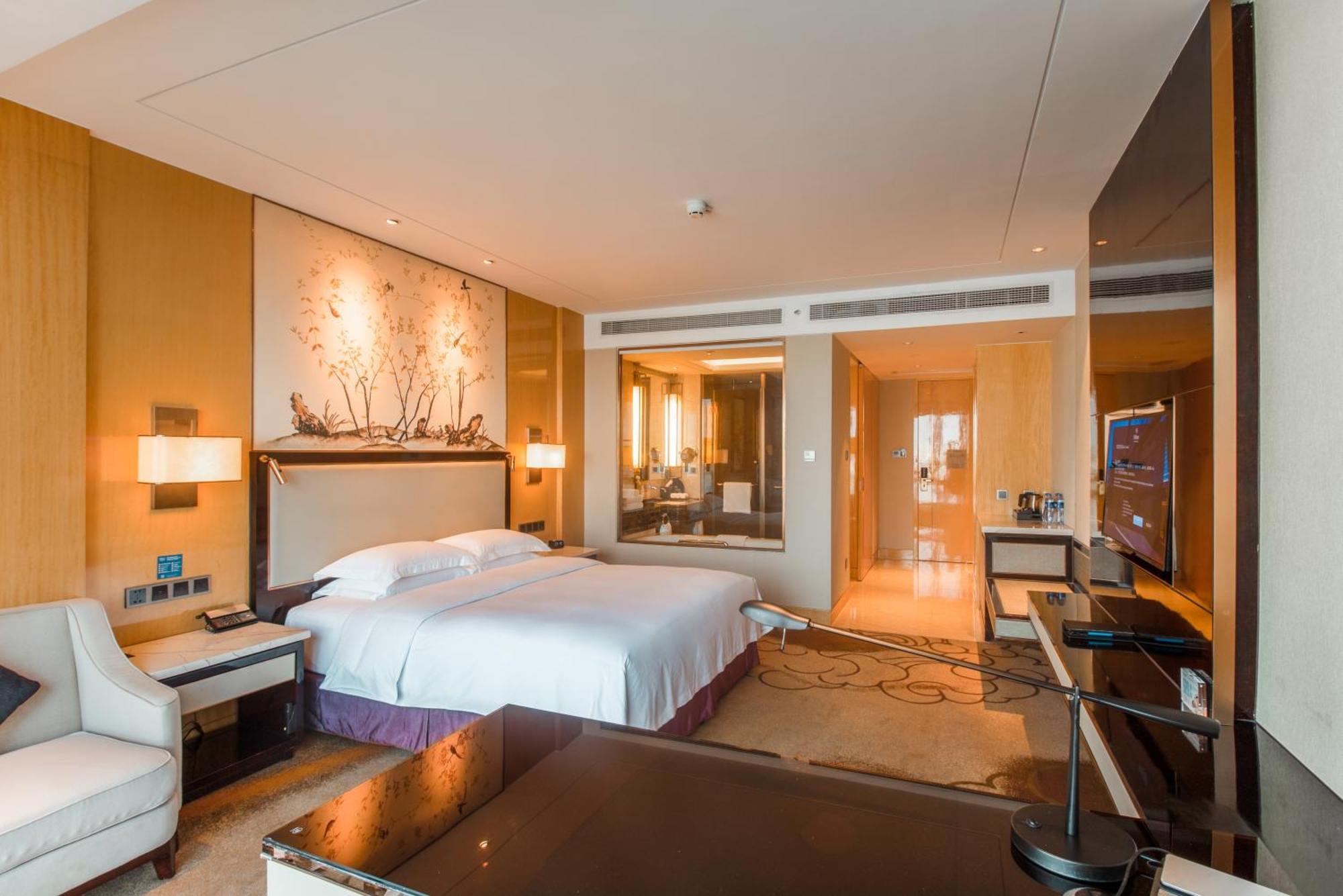 Hilton Wuhan Yangtze Riverside Exterior photo