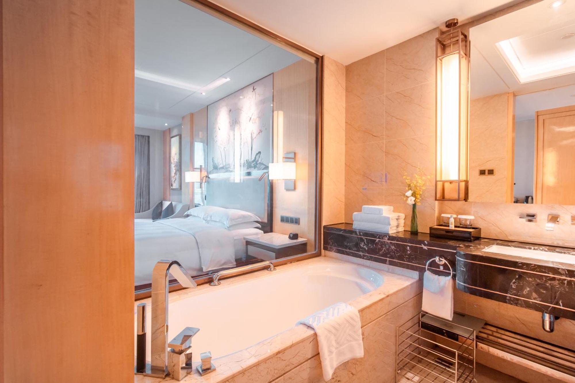 Hilton Wuhan Yangtze Riverside Exterior photo