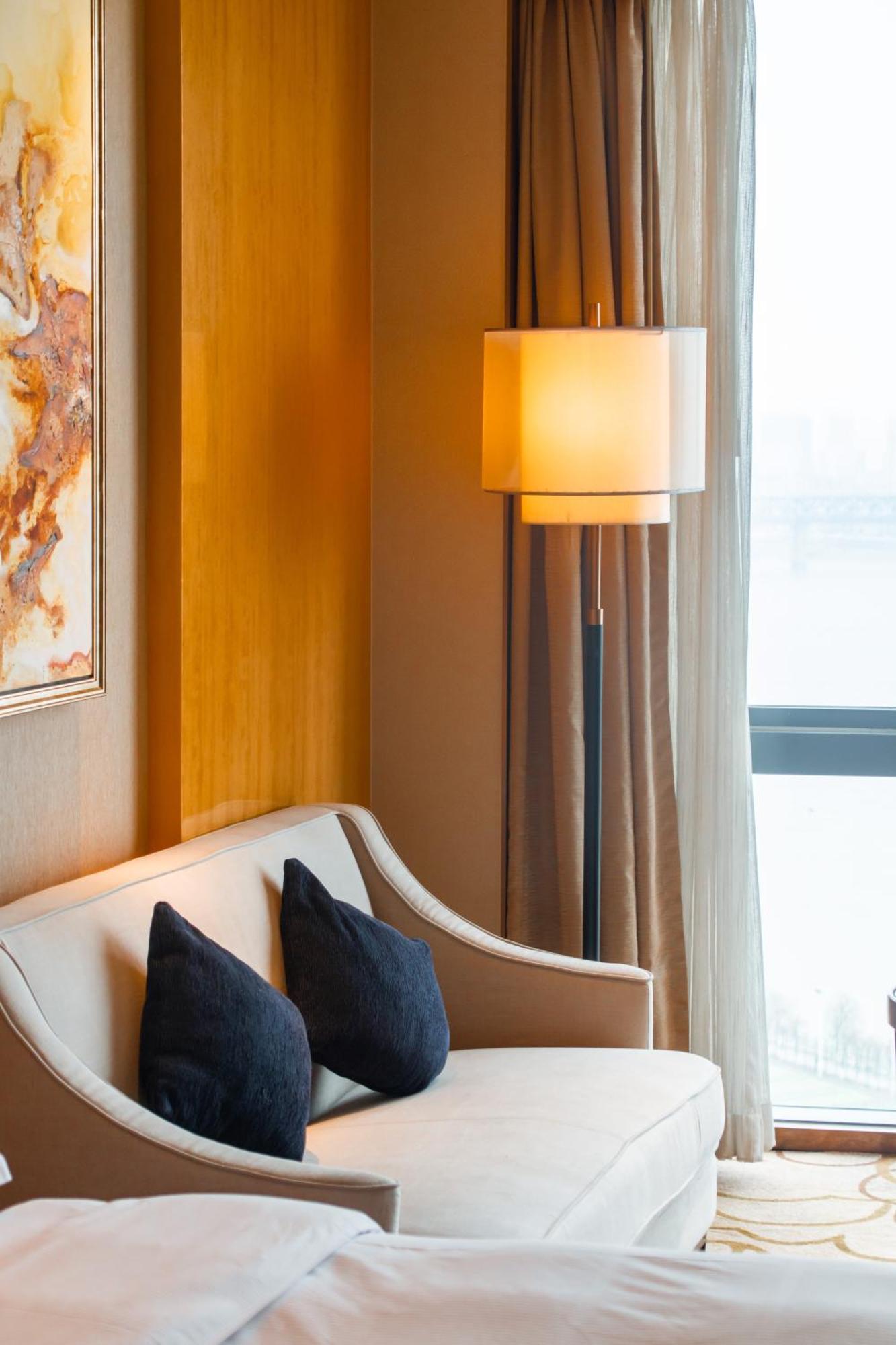 Hilton Wuhan Yangtze Riverside Exterior photo