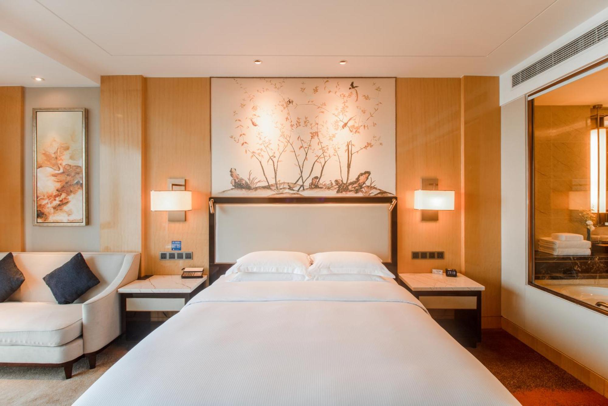 Hilton Wuhan Yangtze Riverside Exterior photo